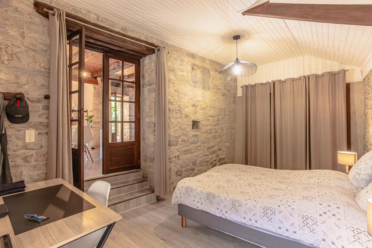 Maison En Pierres Au Coeur Du Village Medieval De Villeneuve 외부 사진
